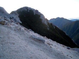 朝の甲斐駒から北沢峠へ