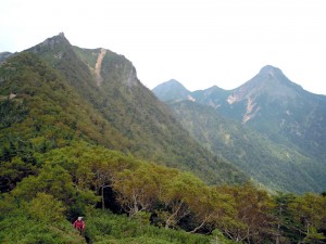 権現-三ツ頭の稜線から権現・赤岳を振り返る