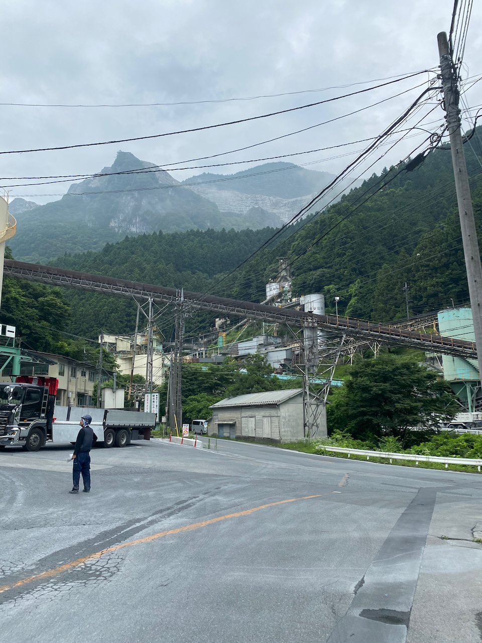生川沿いの石灰工場群