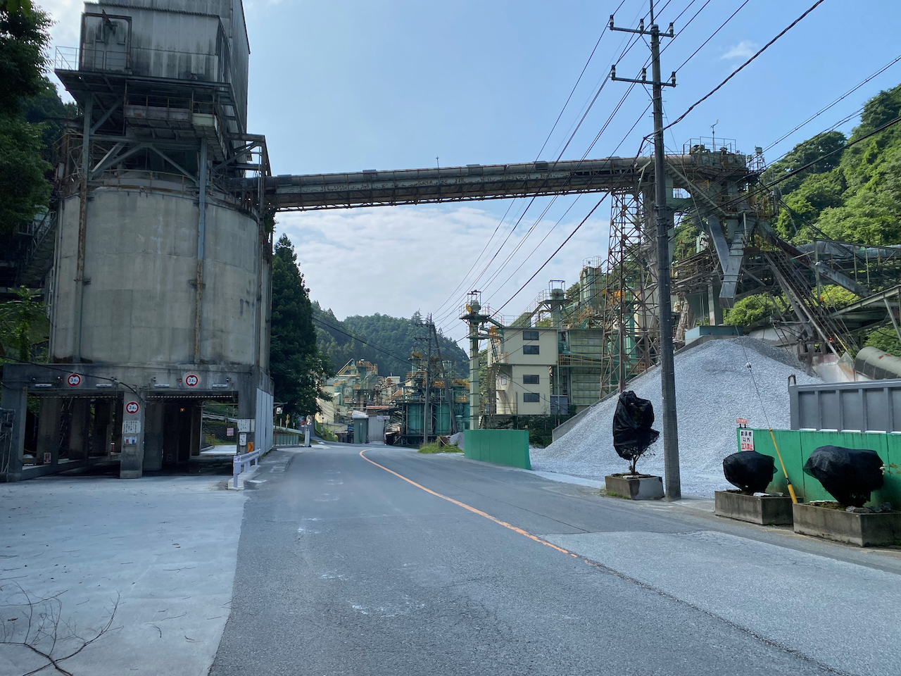 生川沿いの石灰工場群