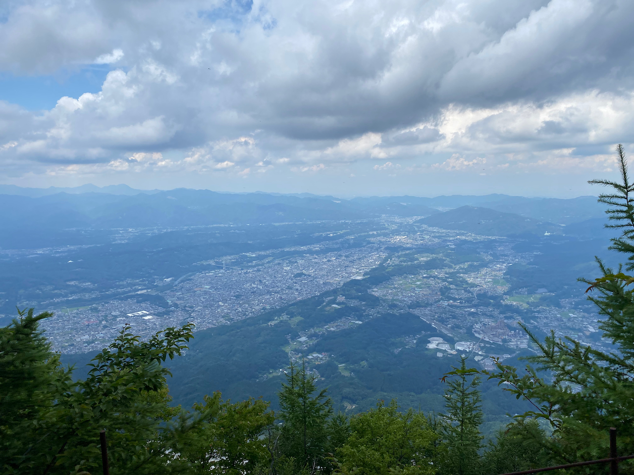 武甲山頂上からの秩父市街の展望