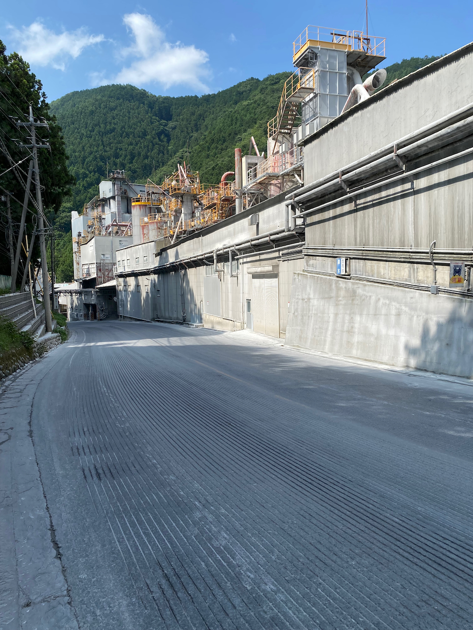 生川沿いの石灰工場群